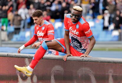 Victor Osimhen, tras celebrar su segundo gol con la grada del Diego Armando Maradona.