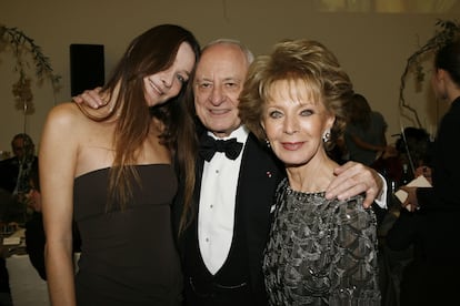 La cantante Carla Bruni, el empresario Pierre Bergé y la filántropa Lily Safra en una gala de premios en París en noviembre de 2005.