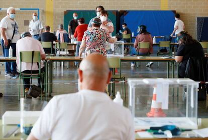 Varias personas votan en el colegio CEIP Nº1 de Foz (Lugo), este domingo con motivo de las elecciones autonómicas.