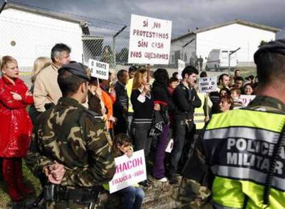 Vecinos de Figueirido, ante las verjas de la base militar de la Brilat.