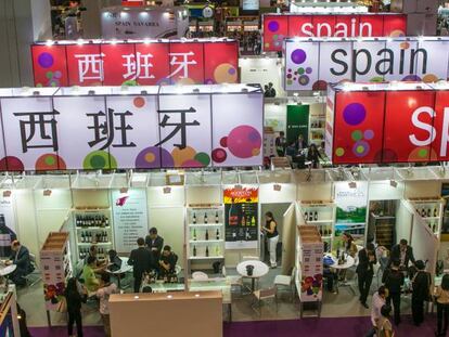 Imagen panorámica del pabellón español en la Feria del Vino en Hong Kong, en 2019.