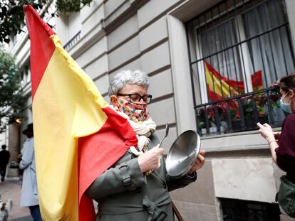 Vecinos del madrileño barrio de Salamanca se manifiestan contra el Gobierno por su gestión en la crisis del coronavirus, este sábado en Madrid.