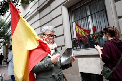 Vecinos del madrileño barrio de Salamanca se manifiestan contra el Gobierno por su gestión en la crisis del coronavirus, este sábado en Madrid.