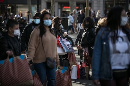 Afluencia de personas en el centro de Barcelona. Cataluña seguirá cerrada perimetralmente (salvo las excepciones laborales y otras previstas en el decreto del estado de alarma), pero se podrá salir o entrar para visitar a familiares o a allegados.