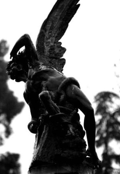 Estatua del Ángel caído en el parque del Retiro.