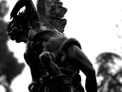 Estatua del Ángel caído en el parque del Retiro.