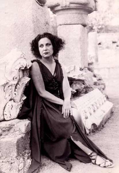 Margarita Xirgu en el Peristilo del Teatro Romano de Mérida poco antes de salir a escena a interpretar Electra el 5 de septiembre de 1934, bajo la dirección de Cipriano Rivas Cheriff.
