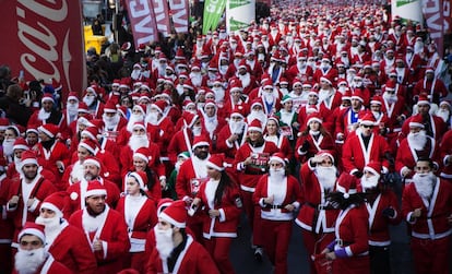 Momento de la salida de lo miles de corredores que participan, vestidos de Papá Noel, en una carrera en Madrid que transcurre desde la explanada del Santiago Bernabéu, sobre un recorrido 5,5 km, por el Paseo de la Castellana.