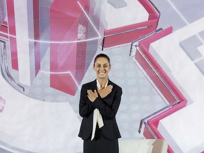 Claudia Sheinbaum saluda durante la reunión anual del Consejo Coordinador Empresarial, en junio pasado.