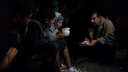 Mimith habla con un grupo de niños de la calle de la ciudad marroquí mientras comen el plato de alubias que les ha llevado.
