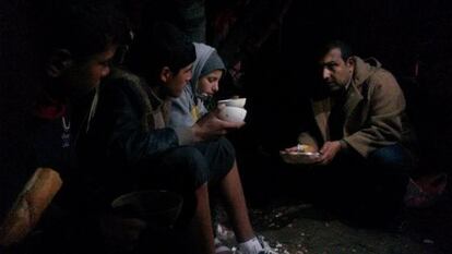 Mimith habla con un grupo de ni&ntilde;os de la calle de la ciudad marroqu&iacute; mientras comen el plato de alubias que les ha llevado. 