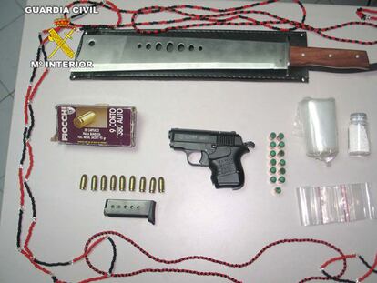 Machete, pistola y munición incautados a los Blood.