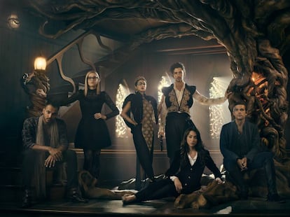 Arjun Gupta y Taylor Dudley, Summer Bishil, Hale Appleman, Stella Maeve y Jason Ralp, protagonistas de 'The Magicians'.