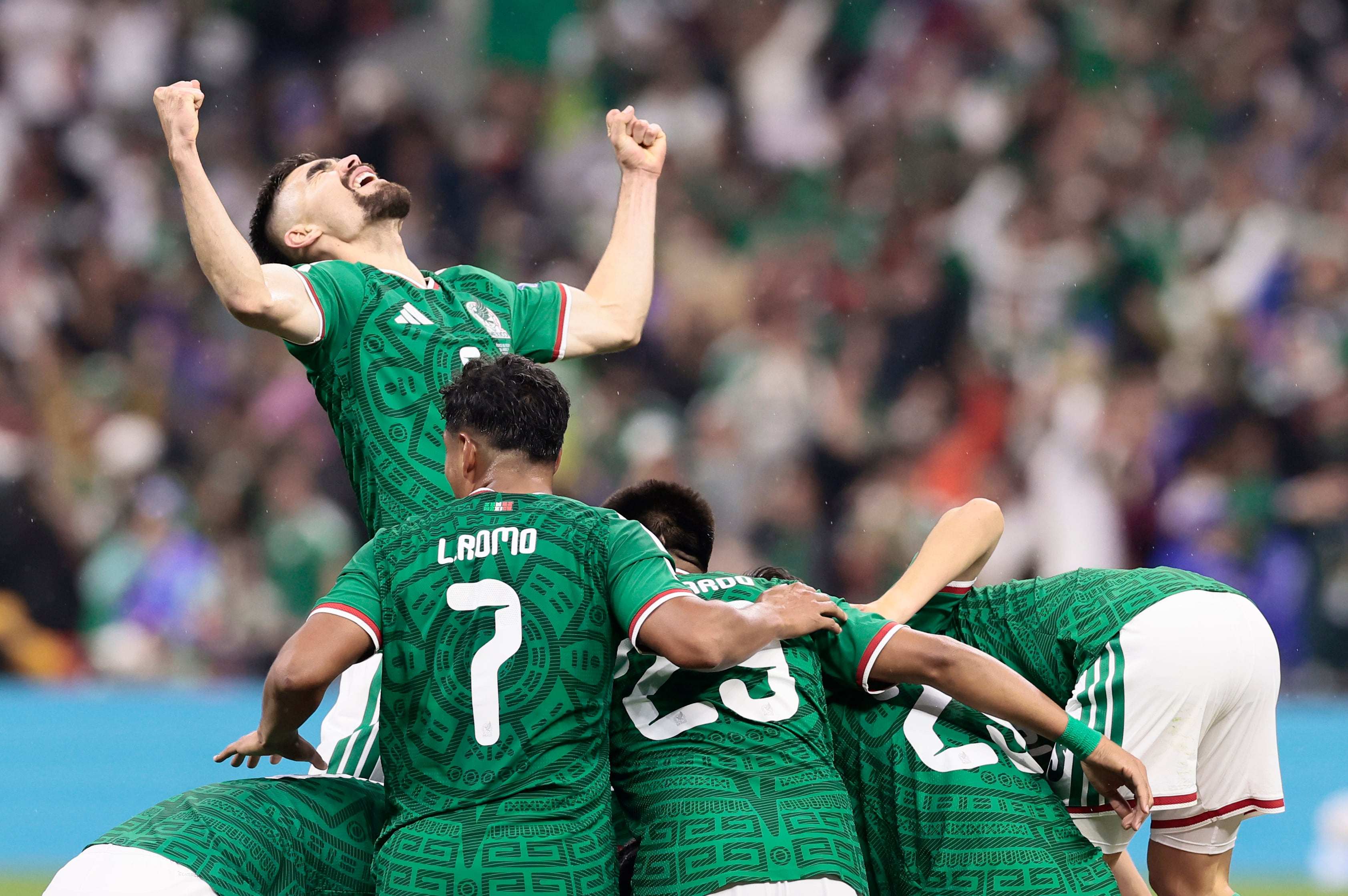 México se da un baño de alegría frente a Ecuador y mantiene su idilio en el Mundial