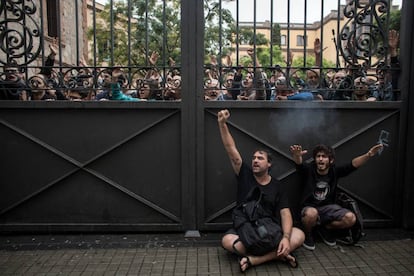 Partidários do referendo esperam a chegada da Polícia Nacional em uma escola de Barcelona.