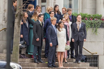 Christian de Hannover y Sassa de Osma a la salida de su matrimonio civil, celebrado en Lodres en noviembre de 2017. Entre los asistentes su madre, Chantal Hochuli, algunos de sus hermanos y los cuatro hijos de Carolina de Mónaco, Carlota, Andrea, Pierre y Alejandra. 