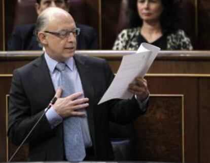 El ministro de Hacienda, Cristóbal Montoro, durante su intervención hoy en la sesión de control al Gobierno del Congreso, en la que ha asegurado que su tarea es "estimular el pago puntual de los impuestos" a todos los ciudadanos, independientemente de su actividad económica, y ha negado que se haya referido a ningún medio de comunicación concreto al hablar de problemas con el fisco.