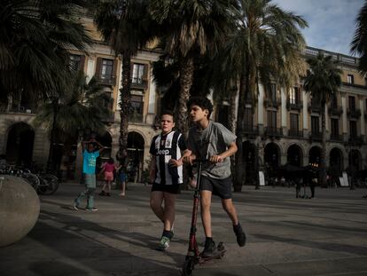 Niños jugando en el barrio Gótico de Barcelona, este jueves.