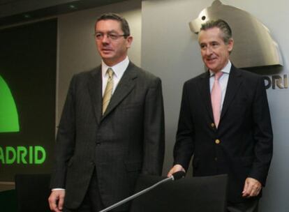 El alcalde de Madrid, Alberto Ruiz Gallardón (izquierda) y el presidente de Caja Madrid, Miguel Blesa.