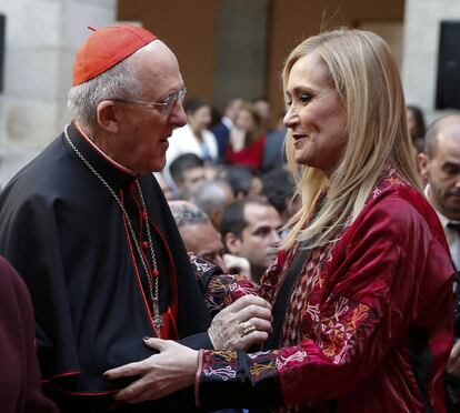 La presidenta regional Cristina Cifuentes saluda al arzobispo de Madrid Carlos Osoro.