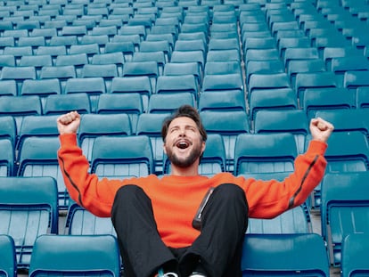 Manuel Carrasco reunió en junio a 74.534 personas en Sevilla en lo que fue el concierto más multitudinario en España. En esta foto, el cantante en el estadio Santiago Bernabéu, en Madrid, con pantalón y jersey de Hermès, y zapatillas de Louis Vuitton.