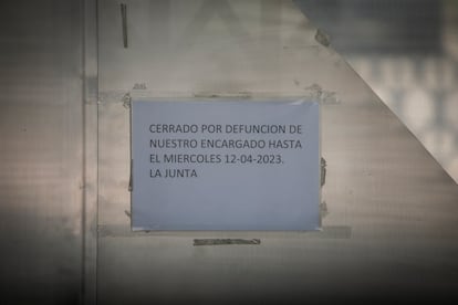 Cartel en la entrada del club de tiro de Canovelles (Barcelona), este domingo.