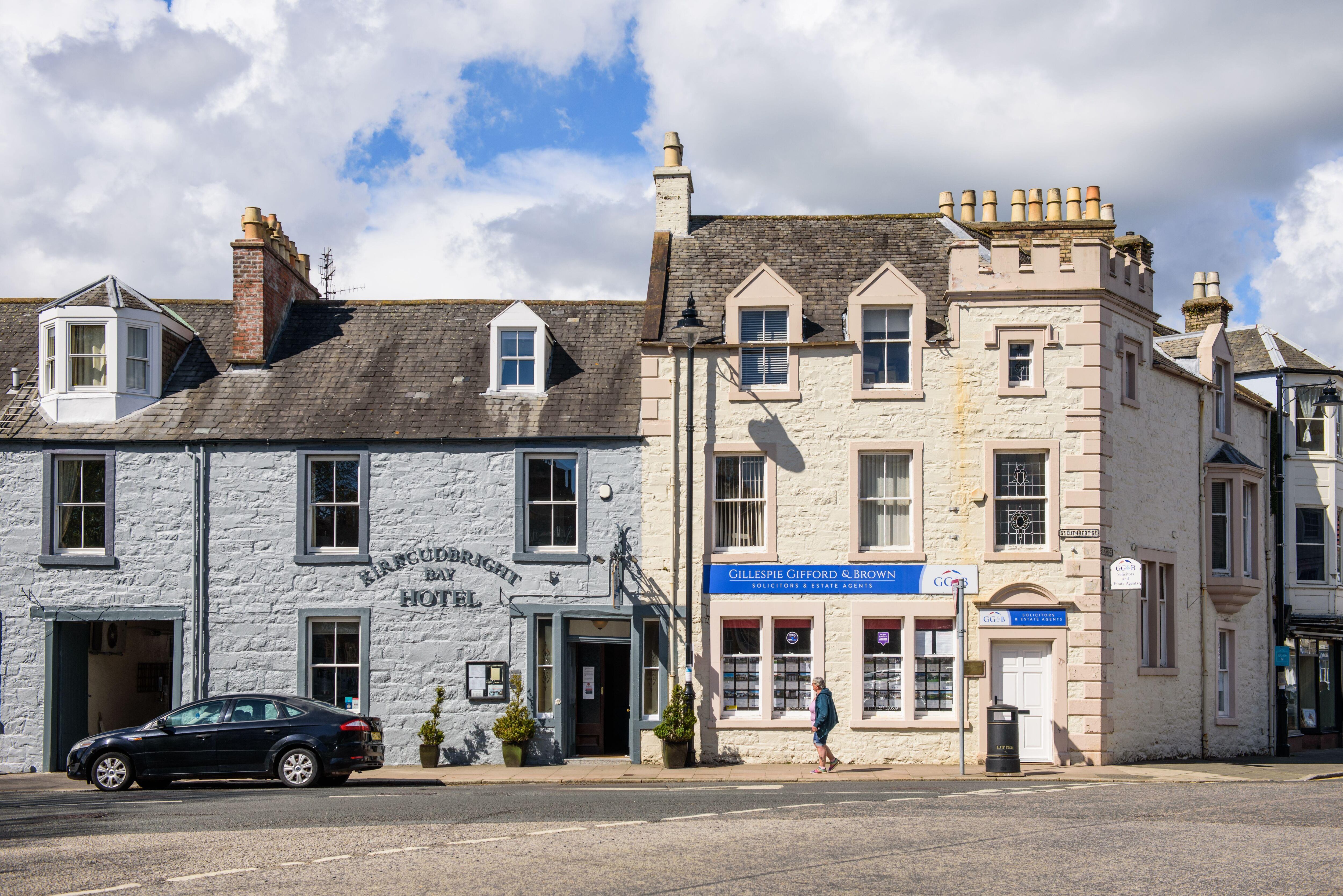 Esquina entre las calles St. Mary y St.Cuthberts en la ciudad escocesa de Kirkcudbright.