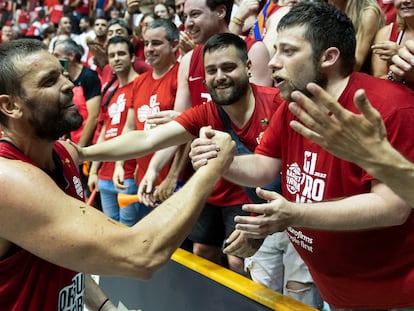 Marc Gasol celebra con la afición la victoria tras la Final Playoff.