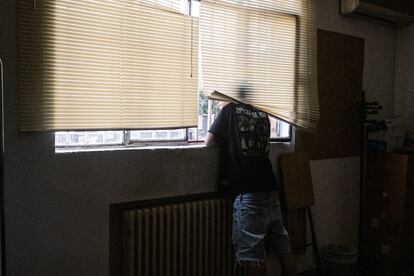 Pablo observa la calle desde la sala de videoconferencias.