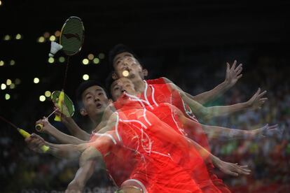 Imagen de múltiple exposición de Long Chen de China en acción ante Chong Wei Lee de Malasia durante un partido de bádminton por el oro individual masculino.