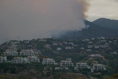 La misma zona ya se vio afectada en septiembre de 2021 por un incendio que arrasó casi 10.000 hectáreas de ocho municipios, el más virulento del año pasado en España. En la imagen, el incendio forestal en Pujerra, el miércoles.
