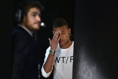 Neymar, con cara de maldita sea cómo voy a poder escaquearme de esto, antes de la rueda de prensa oficial con los tres nominados para el Balón de Oro. 
