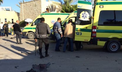Personal sanitario y fuerzas de seguridad, frente al hotel atacado este martes en el Sina&iacute;. 