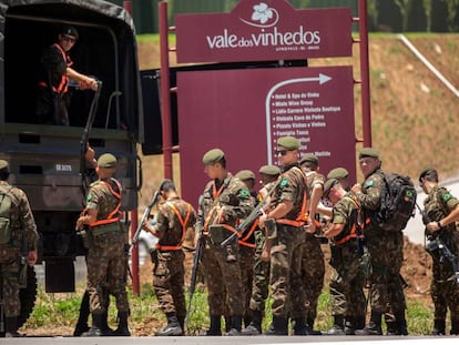 Soldados del ejército brasileño patrullan cerca del hotel Spa de Vinho, que acogerá la próxima cumbre del Mercosur, este martes, en Bento Gonçalves