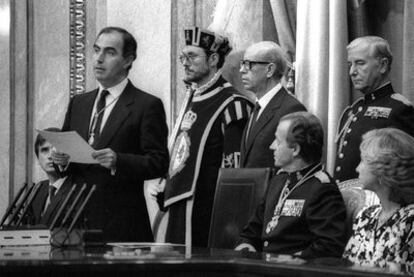 Félix Pons, de pie a la izquierda, en la apertura de la tercera legislatura de las Cortes, en 1986.