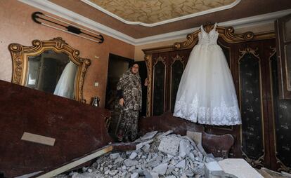 Una mujer palestina entra en lo que queda de la habitación de su casa tras el ataque aérero israelí sobre Gaza, el 14 de noviembre de 2018. Ambos bandos declararon un alto al fuego después de la peor escalada de ataques entre Israel y los militantes de Gaza desde la guerra de 2014.