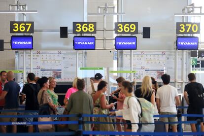 Turistas hacen cola en los puestos de embarque de Ryanair, en el Aeropuerto Costa del Sol, en Málaga, este lunes.