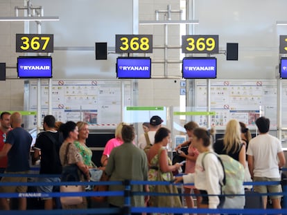 Turistas hacen cola en los puestos de embarque de Ryanair, en el Aeropuerto Costa del Sol, en Málaga, este lunes.