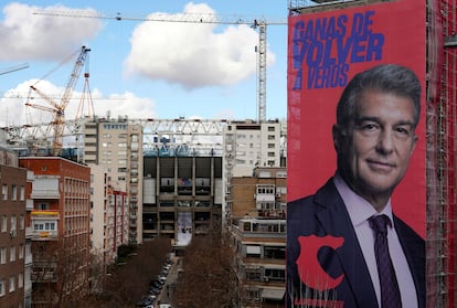 Lona gigante de la candidatura de Joan Laporta junto al Santiago Bernabéu