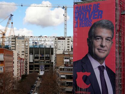 Lona gigante de la candidatura de Joan Laporta junto al Santiago Bernabéu. JUAN MEDINA (REUTERS)