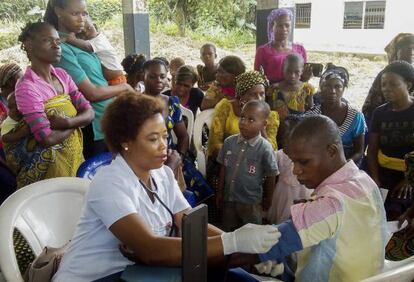 Una voluntaria participa durante un programa de cuidado médico gratuito para la comunidad en Ebughu, Akwa Ibom, Nigeria. 