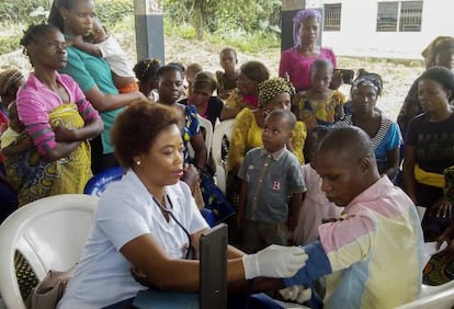 Uma voluntária participa de um programa de cuidado médico gratuito para a comunidade em Ebughu, Akwa Ibom, Nigéria.