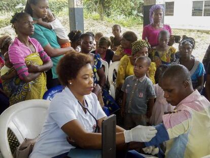 Uma voluntária participa de um programa médico na Nigéria.