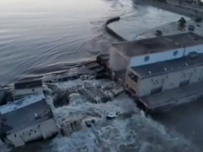 Fotograma de un vídeo que muestra los destrozos en la presa de Nova Kajovka.