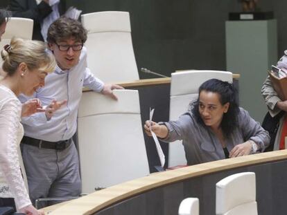 Rafaela Romero, del PSE, y junteros socialistas conversan durante el pleno de las Juntas de Gipuzkoa con un representante del PNV.