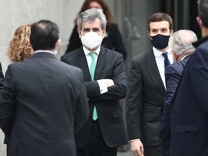 El presidente del Consejo General del Poder Judicial, Carlos Lesmes (izquierda), y el líder del PP, Pablo Casado, al finalizar el acto con motivo del 40 aniversario del 23-F.