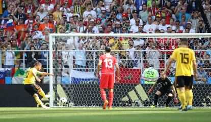 El jugador belga Eden Hazard chuta el esférica para marcar el primer gol del equipo.