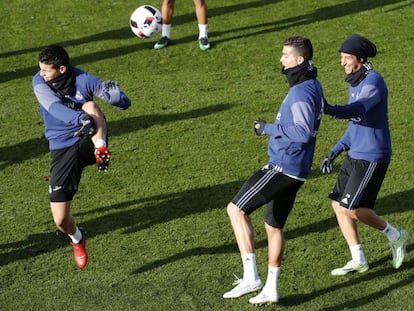 Cristiano Ronaldo e Fábio Coentrão brincam com James no treino da terça-feira.