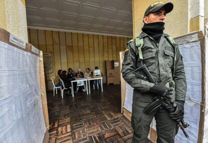 Un policía monta guardia frente a un centro de voto en Bogotá.