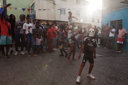 La cultura hip hop siempre ha caracterizado la vida de los jóvenes de Cova, encontrando su punto álgido en la corriente del rap 'kriolo', un símbolo de pertenencia lingüística y cultural a la patria caboverdiana. Aunque muchos de los habitantes más jóvenes del barrio tienen la ciudadanía portuguesa, el estilo de vida centrado en las tradiciones del archipiélago africano ha implicado que también los niños nacidos en Portugal perciben a Cabo Verde como verdadera patria.